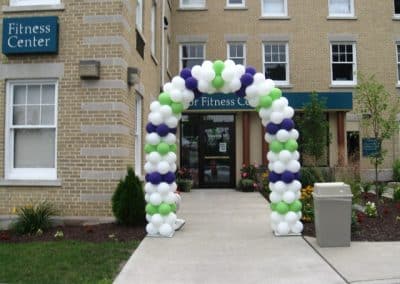 Alternating colors balloon arch