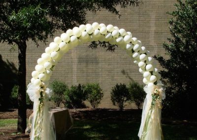 Outdoor wedding ceremony balloon & tulle arch