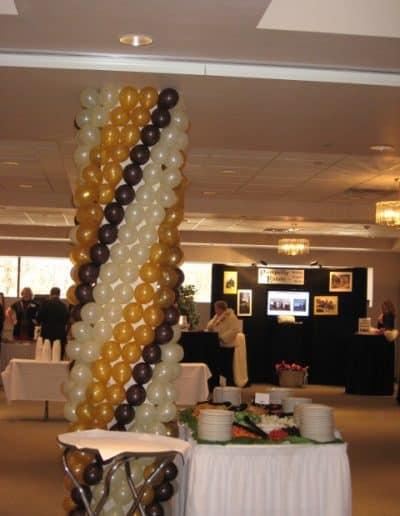 Room columns covered with balloons-DoubleTree
